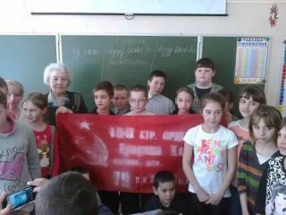 Новгородские комсомольцы провели акцию «Знамя нашей Победы» в Ермолинской школе