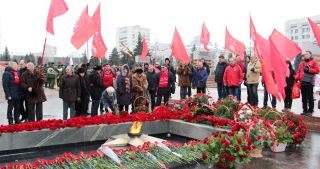 В День победы советских войск в Сталинградской битве самарские коммунисты возложили цветы к Вечному огню на площади Славы