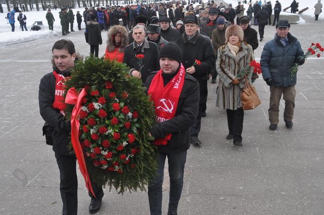 Ленинград: Коммунисты и комсомольцы почтили память жертв блокады