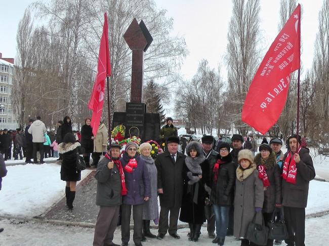 Саратовская область. В Балаково прошло возложение цветов к памятнику «Землякам, погибшим в Афганистане и локальных конфликтах»