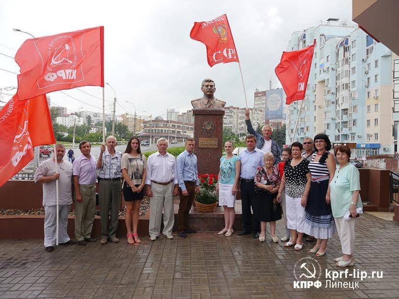 В День памяти и скорби коммунисты Липецка возложили цветы к Вечному огню на Площади Героев
