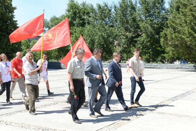 Новосибирская область. Автопробег КПРФ завершился возле Монумента Славы