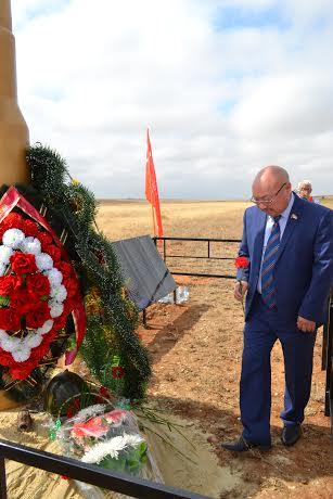 Республика Калмыкия. На территории Нарын-Худукского СМО открыли памятник-обелиск, посвященный 70-летию Победы
