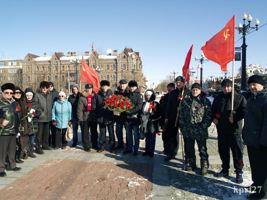 Коммунисты возложили цветы в честь 95-й годовщины освобождения Хабаровска