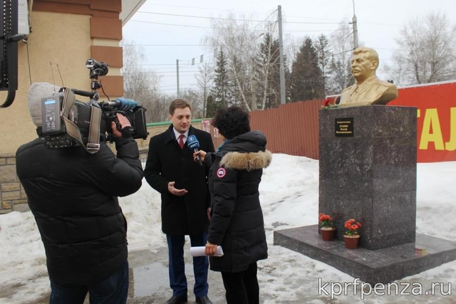 В Пензу приехало немецкое телевидение, чтобы снять сюжет о росте популярности генералиссимуса И.В. Сталина