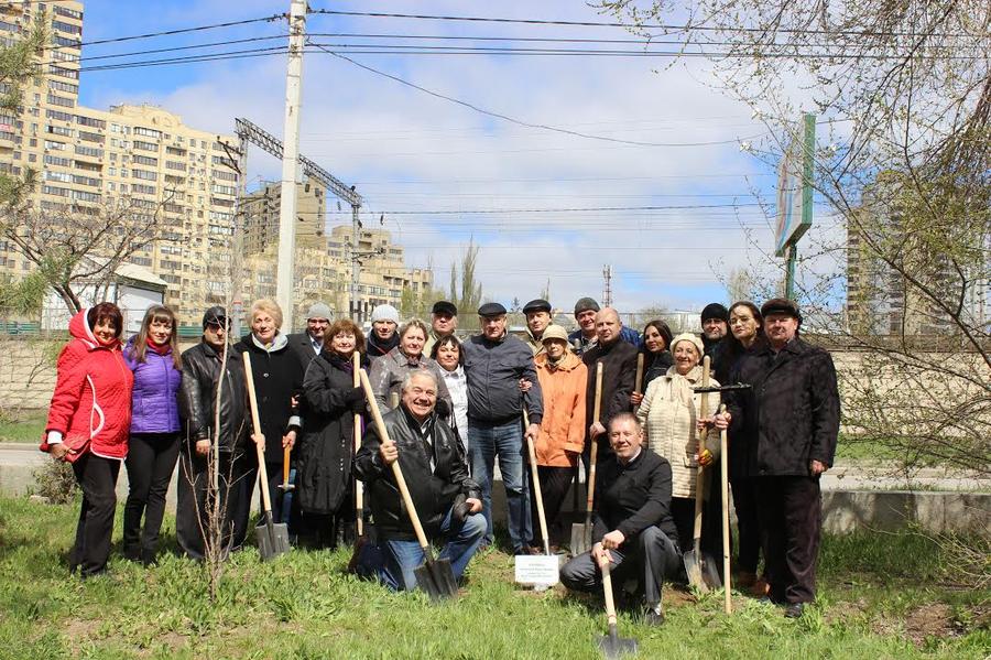 Волгоград. В День рождения Алевтины Апариной коммунисты посадили аллею памяти