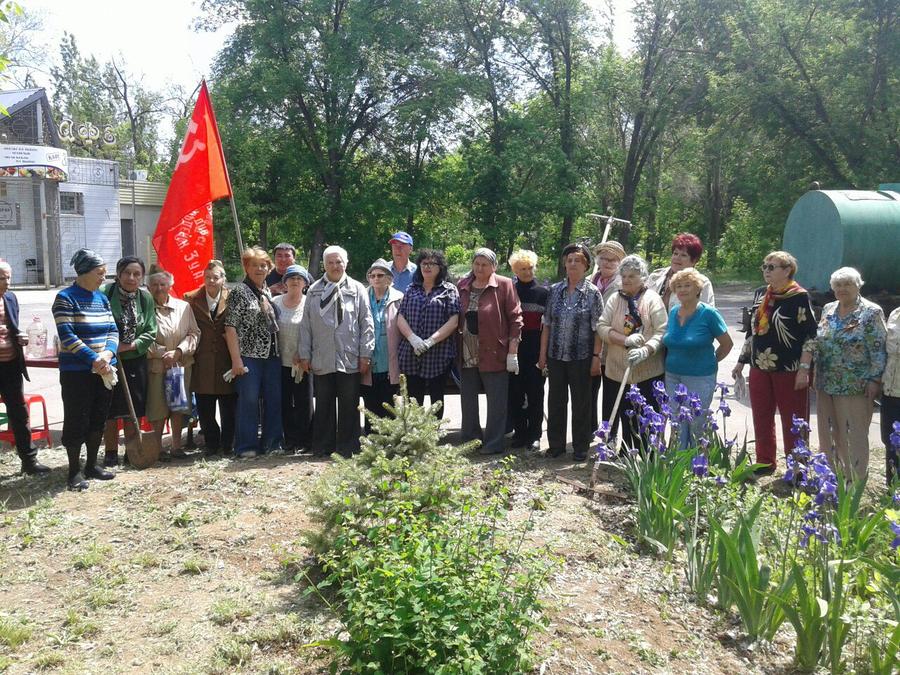 Дети войны города Волжского продолжают облагораживать свою аллею в городском парке